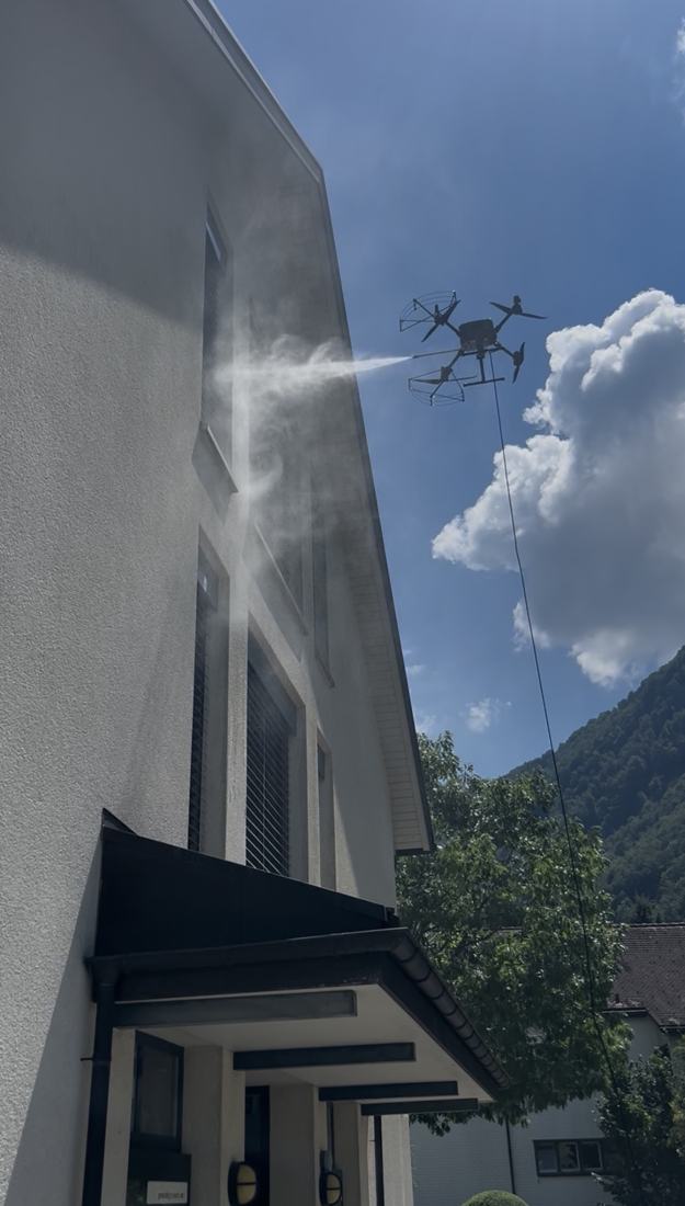 Drohne reinigt Fassade eines weissen Einfamilienhauses