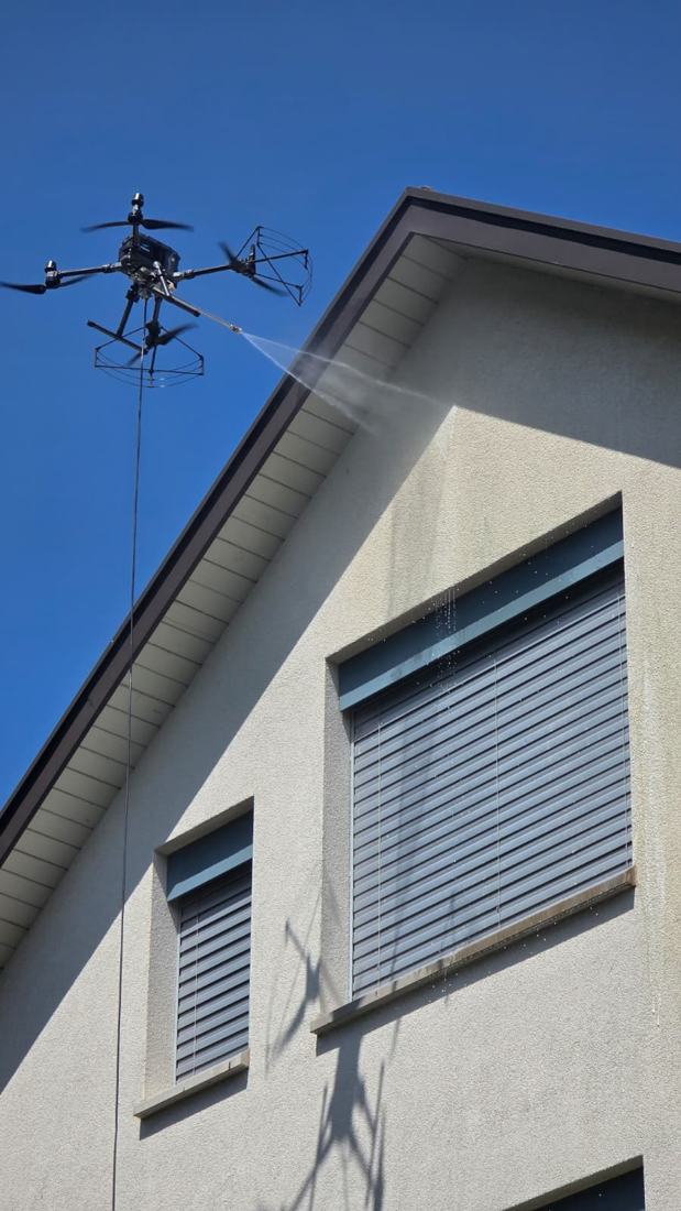 Drohne reinigt Giebel eines Wohnhauses