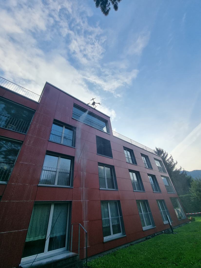 Drohne reinigt Fassade einer Wohnüberbauung