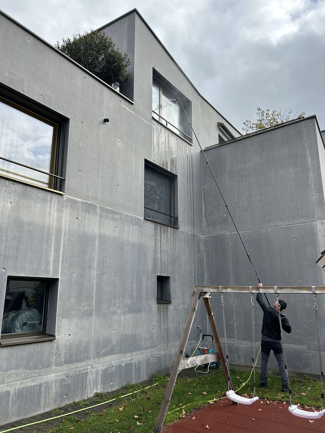 Fassadenreinigung an einem Wohnhaus