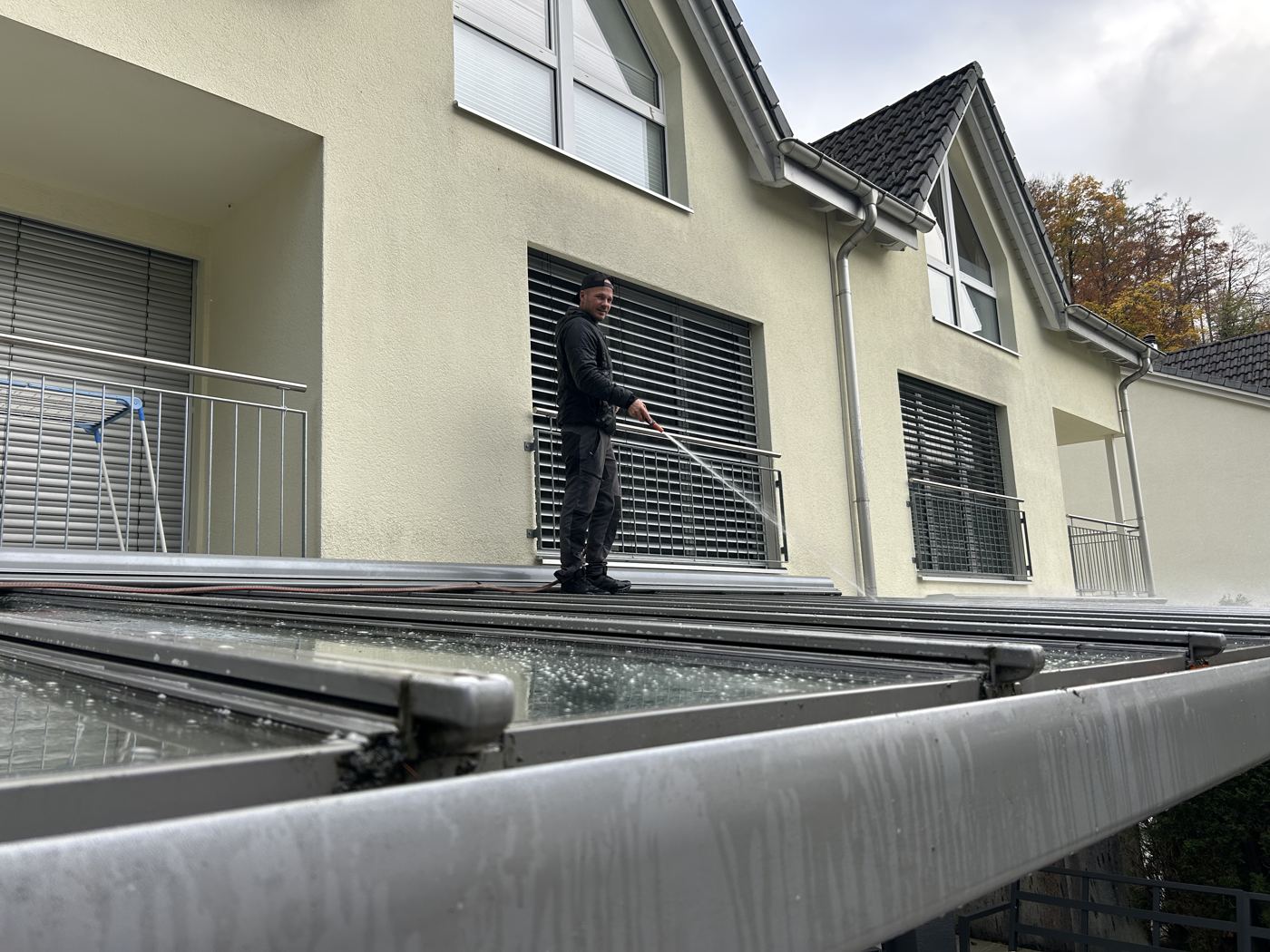 Reinigung eines Wintergarten-Glasdachs