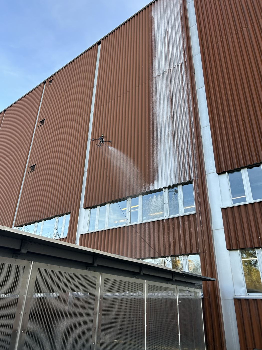 Drohne reinigt Industriehallen-Fassade